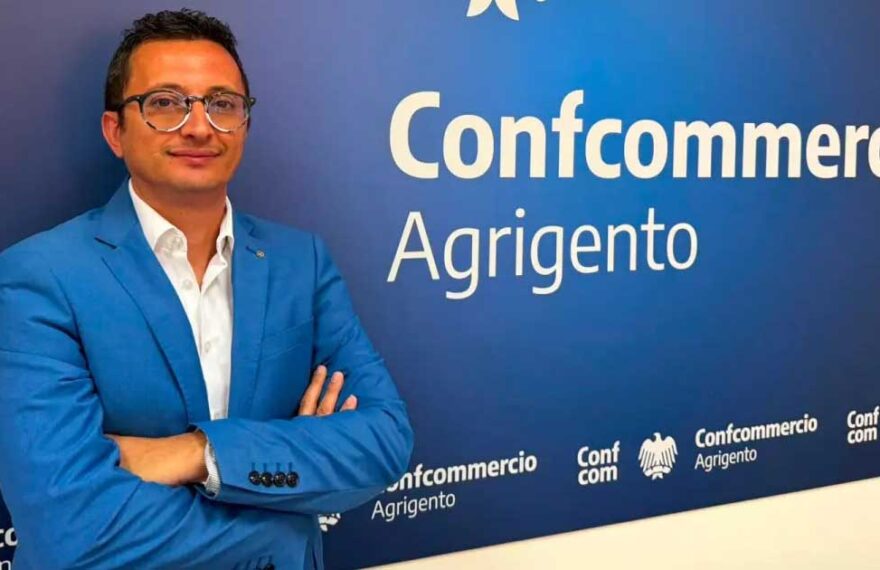 Gero Niesi presidente di Confcommercio Agrigento davanti al logo dell'associazione per la notizia sulle gare balneari