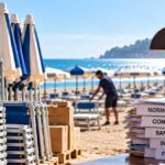 Attrezzature balneari stoccate e faldoni su normative e concessioni per l'impatto dell'incertezza sulla filiera