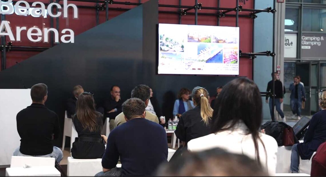 Pubblico e relatori durante un convegno nella Beach Arena alla fiera Inout di Rimini.