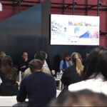 Pubblico e relatori durante un convegno nella Beach Arena alla fiera Inout di Rimini.