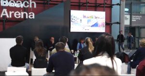 Pubblico e relatori durante un convegno nella Beach Arena alla fiera Inout di Rimini.