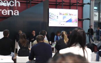 Pubblico e relatori durante un convegno nella Beach Arena alla fiera Inout di Rimini.