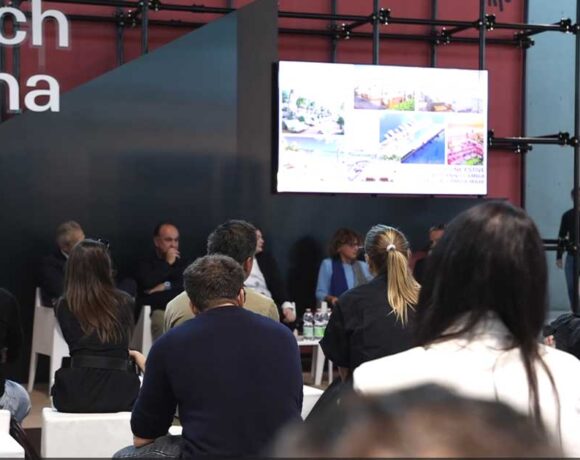 Pubblico e relatori durante un convegno nella Beach Arena alla fiera Inout di Rimini.