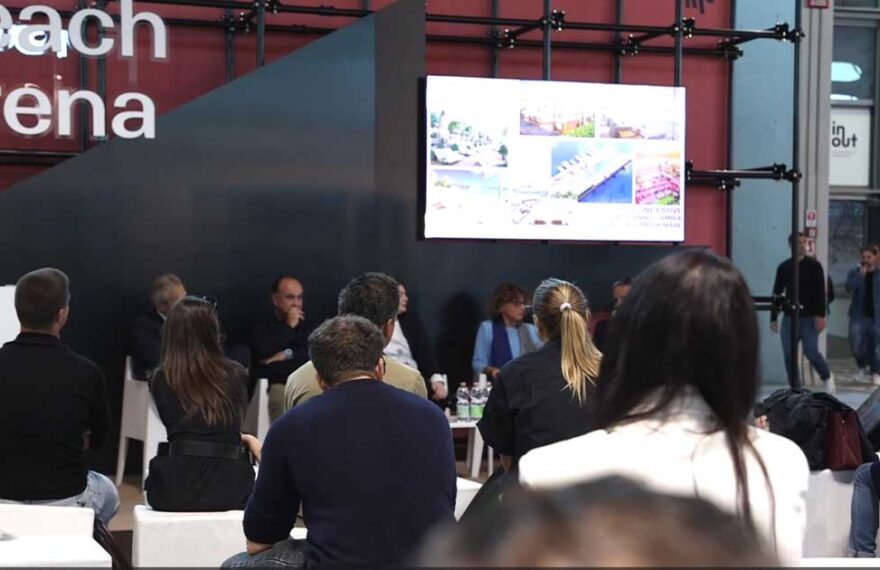 Pubblico e relatori durante un convegno nella Beach Arena alla fiera Inout di Rimini.
