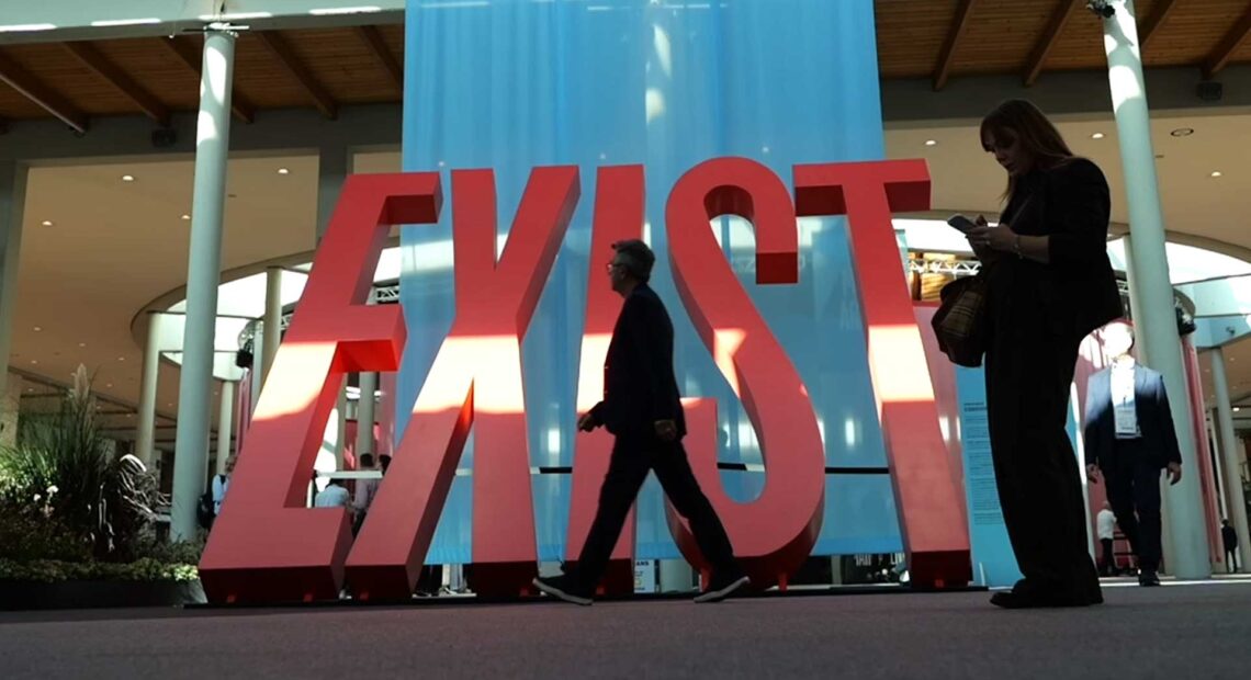 Installazione con la scritta Exist nella hall della Fiera di Rimini durante InOut 2026
