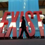 Installazione con la scritta Exist nella hall della Fiera di Rimini durante InOut 2026