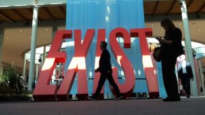 Installazione con la scritta Exist nella hall della Fiera di Rimini durante InOut 2026