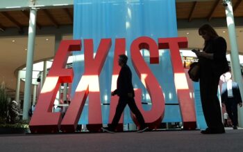 Installazione con la scritta Exist nella hall della Fiera di Rimini durante InOut 2026