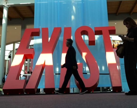 Installazione con la scritta Exist nella hall della Fiera di Rimini durante InOut 2026
