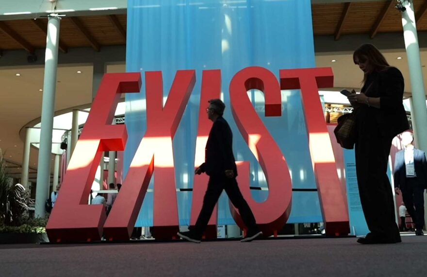 Installazione con la scritta Exist nella hall della Fiera di Rimini durante InOut 2026