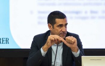 Il presidente della Regione Emilia-Romagna Michele De Pascale durante un intervento pubblico con il logo RER sullo sfondo