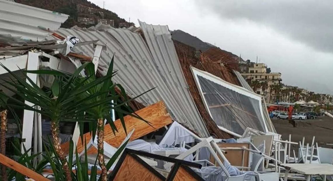 Copertura e arredi divelti dal microburst allo stabilimento balneare Flamingo Beach di Letojanni