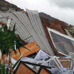 Copertura e arredi divelti dal microburst allo stabilimento balneare Flamingo Beach di Letojanni