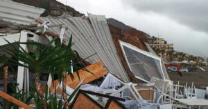 Copertura e arredi divelti dal microburst allo stabilimento balneare Flamingo Beach di Letojanni