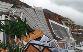 Copertura e arredi divelti dal microburst allo stabilimento balneare Flamingo Beach di Letojanni