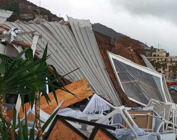 Copertura e arredi divelti dal microburst allo stabilimento balneare Flamingo Beach di Letojanni