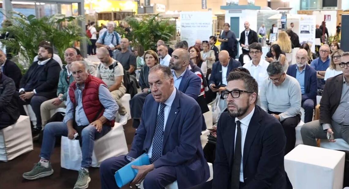 Pubblico e relatori seduti in prima fila alla Beach Arena durante il convegno sul partenariato pubblico-privato alla fiera InOut 2026 di Rimini.