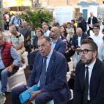 Pubblico e relatori seduti in prima fila alla Beach Arena durante il convegno sul partenariato pubblico-privato alla fiera InOut 2026 di Rimini.