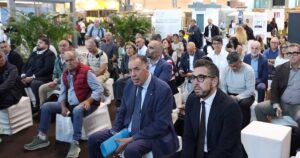 Pubblico e relatori seduti in prima fila alla Beach Arena durante il convegno sul partenariato pubblico-privato alla fiera InOut 2026 di Rimini.