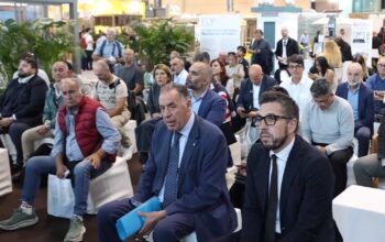 Pubblico e relatori seduti in prima fila alla Beach Arena durante il convegno sul partenariato pubblico-privato alla fiera InOut 2026 di Rimini.