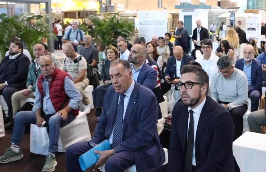 Pubblico e relatori seduti in prima fila alla Beach Arena durante il convegno sul partenariato pubblico-privato alla fiera InOut 2026 di Rimini.