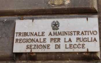 Targa all'ingresso del Tribunale Amministrativo Regionale per la Puglia, Sezione di Lecce