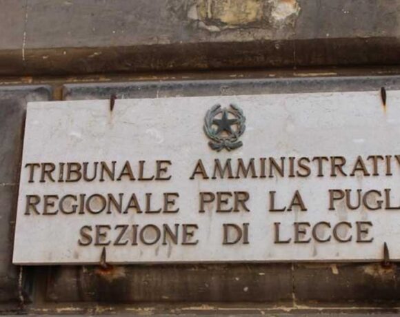 Targa all'ingresso del Tribunale Amministrativo Regionale per la Puglia, Sezione di Lecce