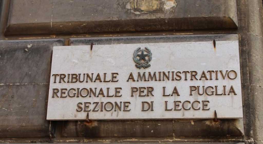 Targa all'ingresso del Tribunale Amministrativo Regionale per la Puglia, Sezione di Lecce