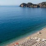 Veduta dall'alto degli stabilimenti balneari sulla spiaggia di Taormina