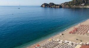 Veduta dall'alto degli stabilimenti balneari sulla spiaggia di Taormina