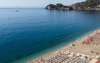 Veduta dall'alto degli stabilimenti balneari sulla spiaggia di Taormina