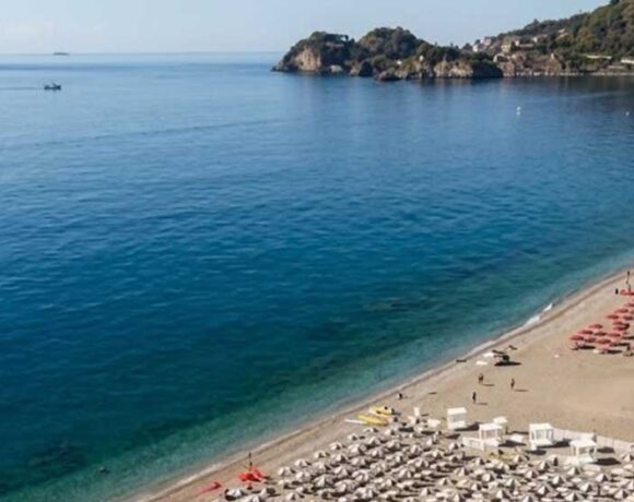 Veduta dall'alto degli stabilimenti balneari sulla spiaggia di Taormina
