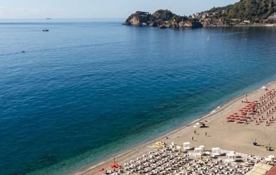 Veduta dall'alto degli stabilimenti balneari sulla spiaggia di Taormina