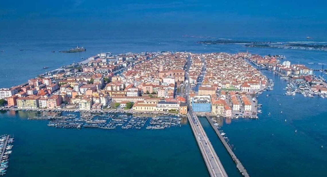 Vista aerea del centro storico e della laguna di Chioggia con il litorale e gli ormeggi