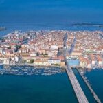 Vista aerea del centro storico e della laguna di Chioggia con il litorale e gli ormeggi