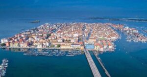 Vista aerea del centro storico e della laguna di Chioggia con il litorale e gli ormeggi