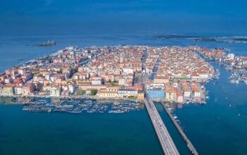 Vista aerea del centro storico e della laguna di Chioggia con il litorale e gli ormeggi