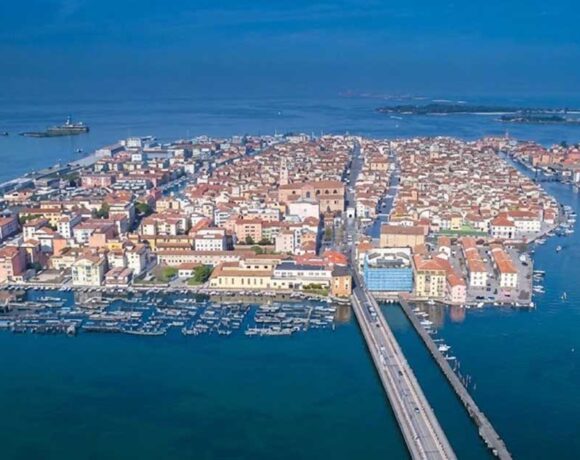 Vista aerea del centro storico e della laguna di Chioggia con il litorale e gli ormeggi
