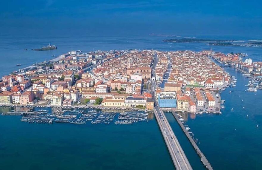 Vista aerea del centro storico e della laguna di Chioggia con il litorale e gli ormeggi