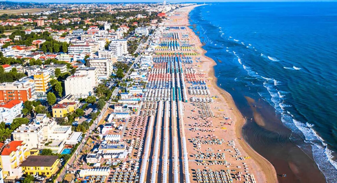 Vista aerea del litorale e degli stabilimenti balneari di Cervia.