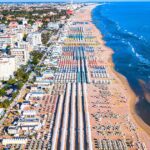 Vista aerea del litorale e degli stabilimenti balneari di Cervia.