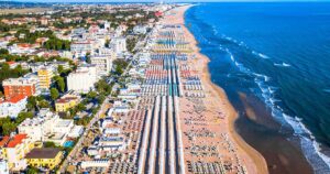 Vista aerea del litorale e degli stabilimenti balneari di Cervia.