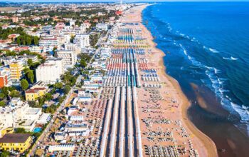 Vista aerea del litorale e degli stabilimenti balneari di Cervia.
