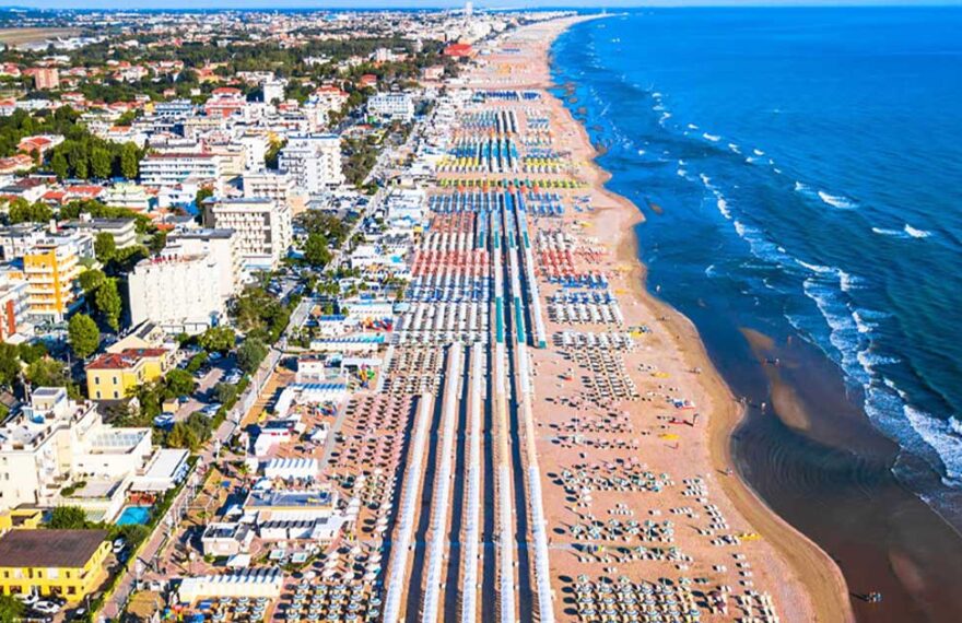 Vista aerea del litorale e degli stabilimenti balneari di Cervia.
