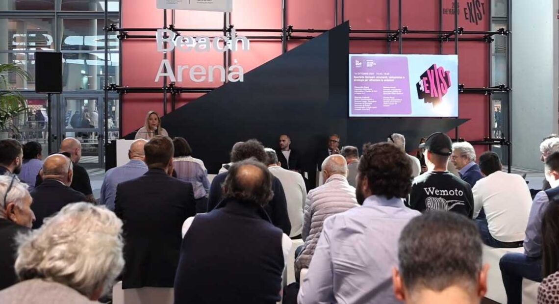 Sala del convegno Sportello Balneari con pubblico ed i relatori sul palco della Beach Arena alla fiera InOut 2026 di Rimini.