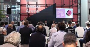 Sala del convegno Sportello Balneari con pubblico ed i relatori sul palco della Beach Arena alla fiera InOut 2026 di Rimini.