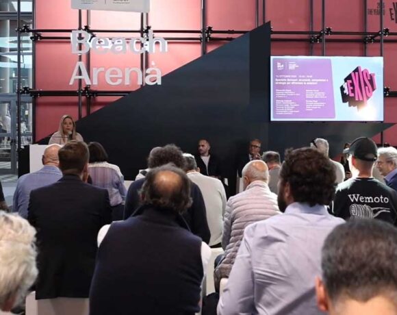 Sala del convegno Sportello Balneari con pubblico ed i relatori sul palco della Beach Arena alla fiera InOut 2026 di Rimini.
