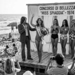 Fotografia d'epoca in bianco e nero con le concorrenti del concorso Miss Spiaggia 1974 sulla sabbia
