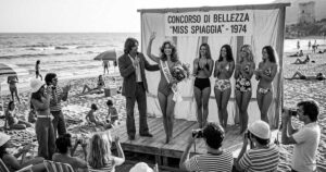 Fotografia d'epoca in bianco e nero con le concorrenti del concorso Miss Spiaggia 1974 sulla sabbia
