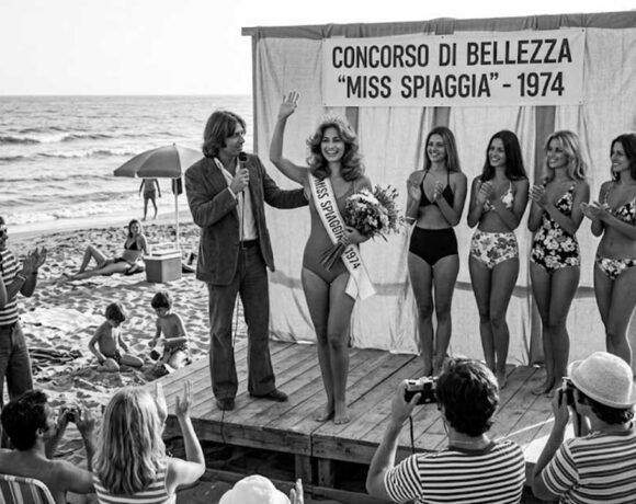 Fotografia d'epoca in bianco e nero con le concorrenti del concorso Miss Spiaggia 1974 sulla sabbia
